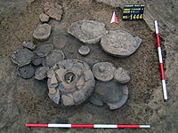 Pohled na odkrytý bohatý hrob bylanské kultury ze Západního Města s mnoha keramickými nádobami