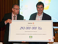Ivo Slavotínek (ENESA) předává starostovi symbolický šek na úspory