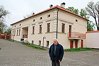 Pan Ivan Jelínek před opraveným domem čp. 3