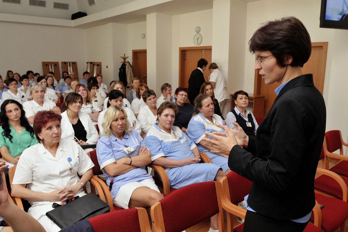 Ředitelka Tichého světa Marie Horáková přednáší zdravotníkům ve FN Motol