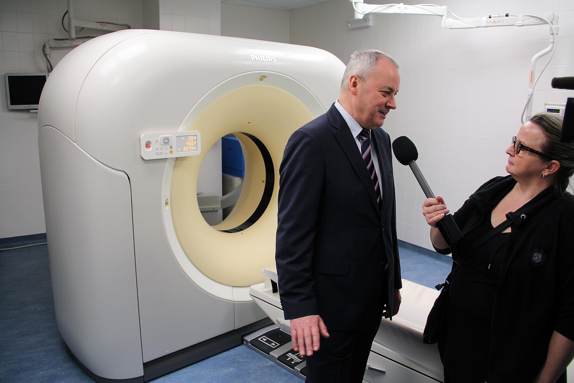 Doktor Lešták představuje nejmodernější tomograf v únoru 2014