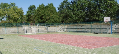 Sportovní hřiště v parku má nový povrch