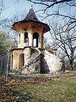 Vyhlídkový čínský pavilon s dvojitým schodištěm a ochozem je umístěn na vyvýšenině nad Motolským potokem. Po roce 1960 byl renovován, ale krátce na to do něj uhodil blesk a zcela poničil střechu se zábradlím. Pak byl opět opraven. Dnes je oplocen kvůli havarijnímu stavu. Pavilon patří, tak jako bývalá usedlost, soukromé společnosti.