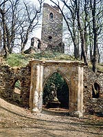 Romantická zřícenina zvaná Dantovo peklo se sochou Chronose, svírajícího hrdlo muže. Dříve zde stávala i socha poustevníka, reagujícího na skrytý mechanismus v podlaze. Při sešlápnutí poustevník žehnal. Nad zříceninou je nejstarší vyhlídková věž v Praze, vysoká 13 metrů, s 68 schody. Úzké schodiště je ukončeno cimbuřím. Je volně přístupná. Nabízí výhled na Řepy, Vypich, motolskou nemocnici a Cibulku. Novogotická myslivna pod věží dodnes slouží svému účelu.