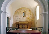 Interiér kostela s freskou