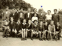 Třetí třídaměšťanské školy ve Stodůlkách (1944), Pepíček je označen křížkem, pan Čermák je třetí stojící zleva