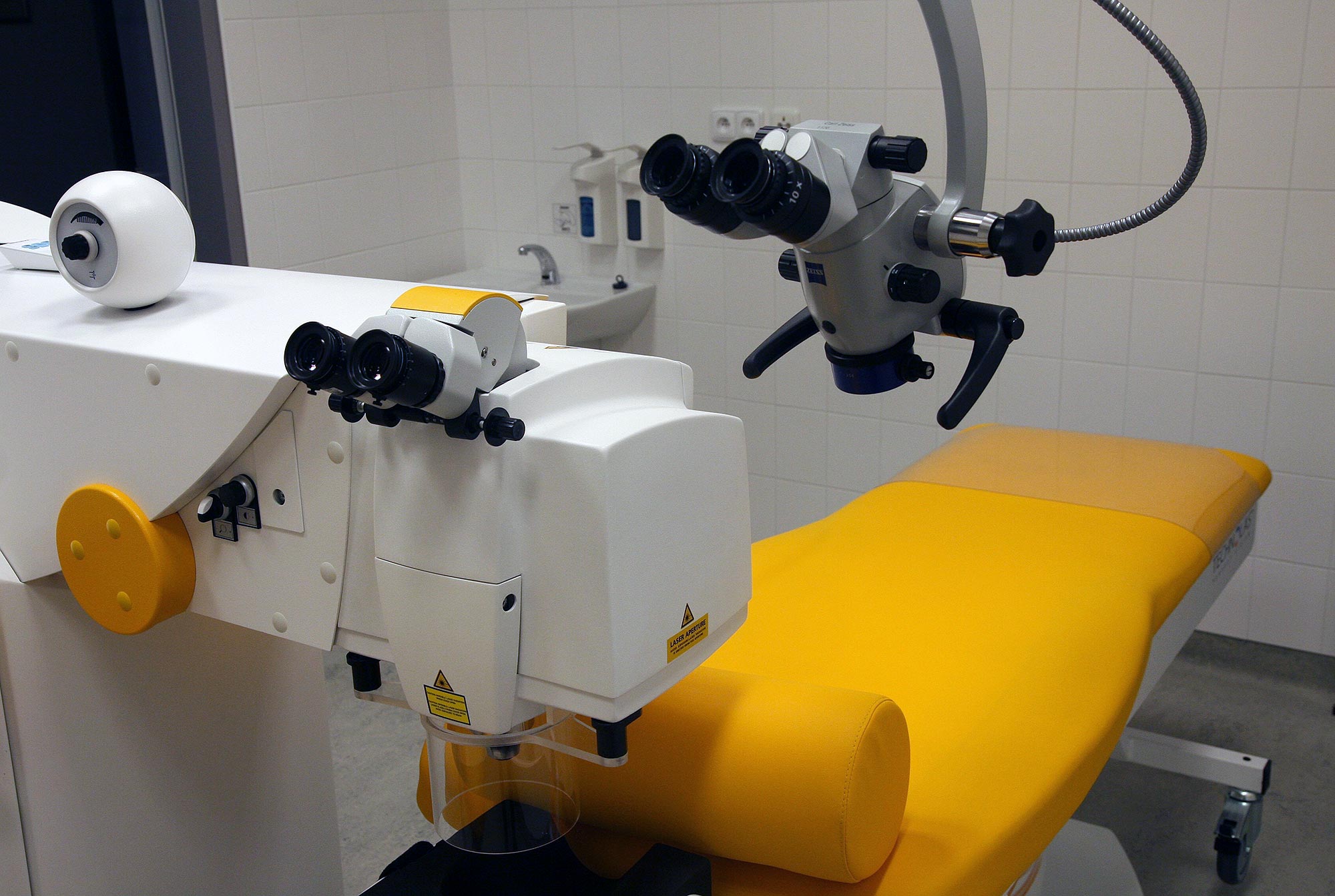 Femtosekundový chirurgický laser používá klinika od října 2011